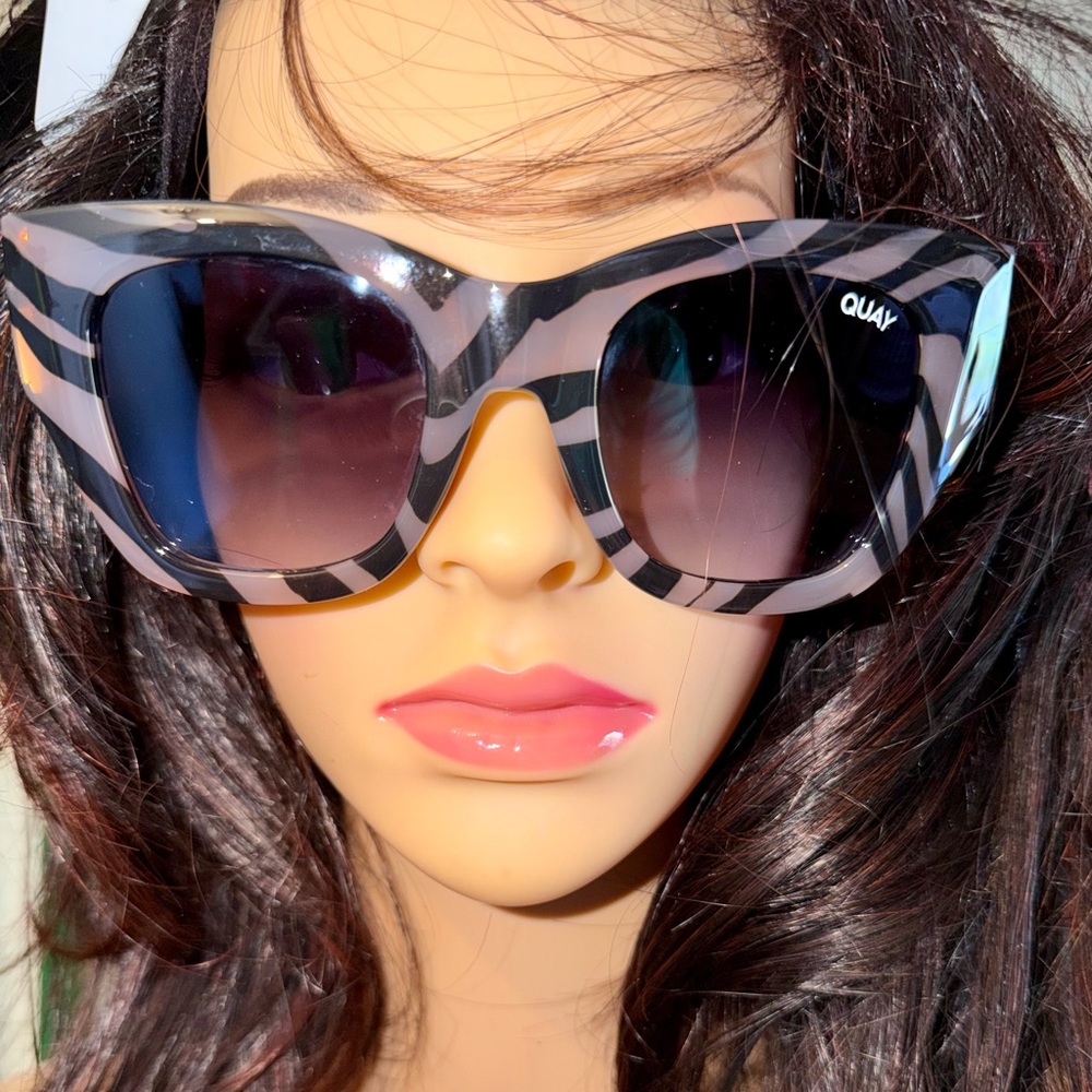 QUAY AUSTRALIA After Hours Bevel Zebra Stripe Frame Smoke Lens Sunglasses 100% U - Picture 2 of 16
